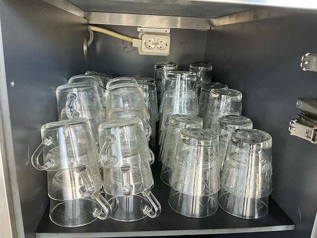 Meerdere soorten servies en bestek servies, glaswerk en bestek - afbeelding 6 van  9