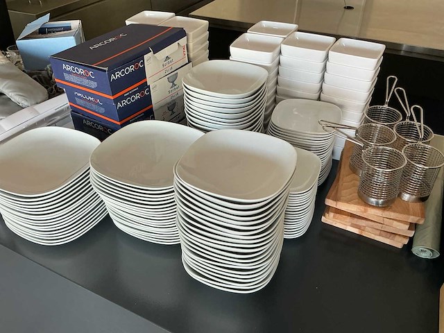 Meerdere soorten servies en bestek servies, glaswerk en bestek - afbeelding 7 van  9