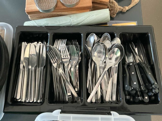 Meerdere soorten servies en bestek servies, glaswerk en bestek - afbeelding 8 van  9