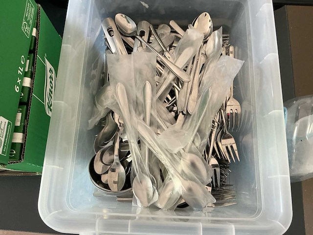 Meerdere soorten servies en bestek servies, glaswerk en bestek - afbeelding 9 van  9