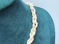Meerstrengs zoetwaterparel collier 'rice beads' met zilveren sluiting - afbeelding 3 van  6