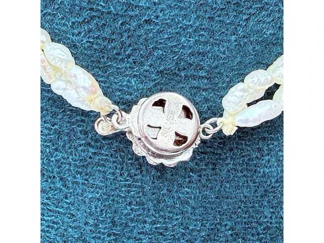 Meerstrengs zoetwaterparel collier 'rice beads' met zilveren sluiting - afbeelding 6 van  6