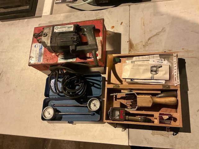 Meetapparatuur en boorhamer - afbeelding 1 van  8