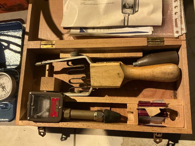 Meetapparatuur en boorhamer - afbeelding 2 van  8