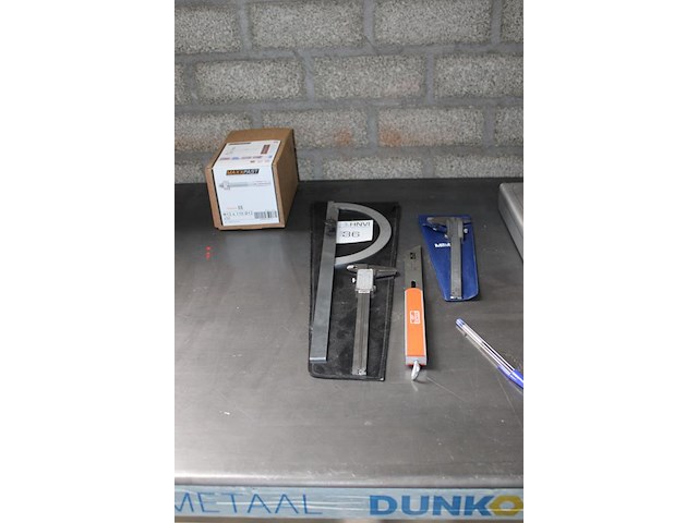 Meetgereedschappen w.o. schuifmaten en zwaaihaken. - afbeelding 2 van  3