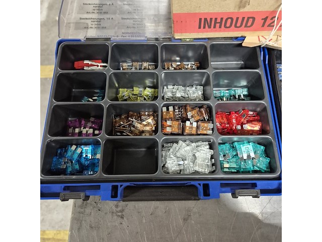 Meetinstrumenten, zekeringen en kabelbinders - afbeelding 2 van  12