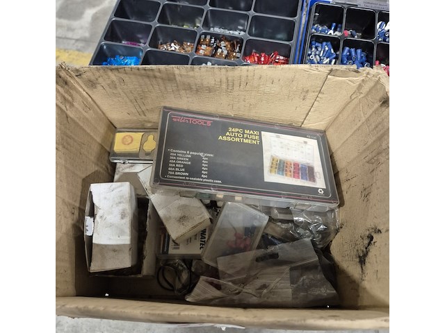 Meetinstrumenten, zekeringen en kabelbinders - afbeelding 4 van  12