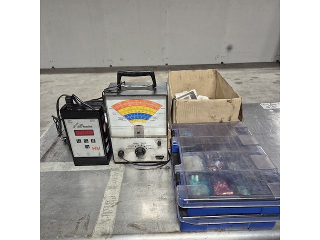 Meetinstrumenten, zekeringen en kabelbinders - afbeelding 1 van  12