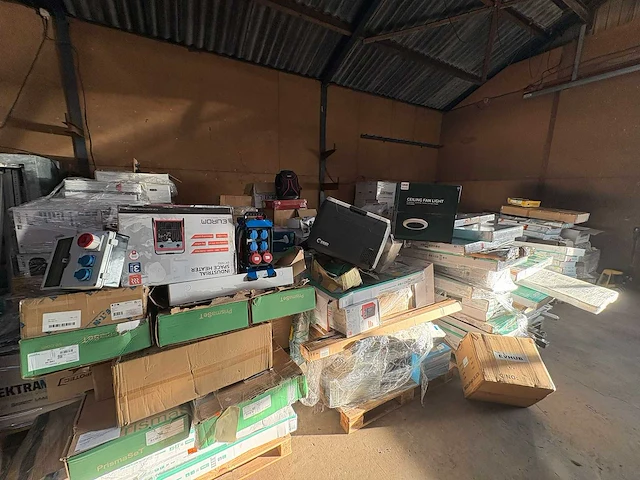 Mega partij retourgoederen - eurom, magnum, abb, solar, eaton, tkf, wallbox, ymvk, gira, - laadpalen, verwarming, aardlekautomaten, koeling, vloerverwarming, thermostaten, sanitair, infrorood, stroomdraad, keukenapparatuur, verlichting etc - afbeelding 20 van  38