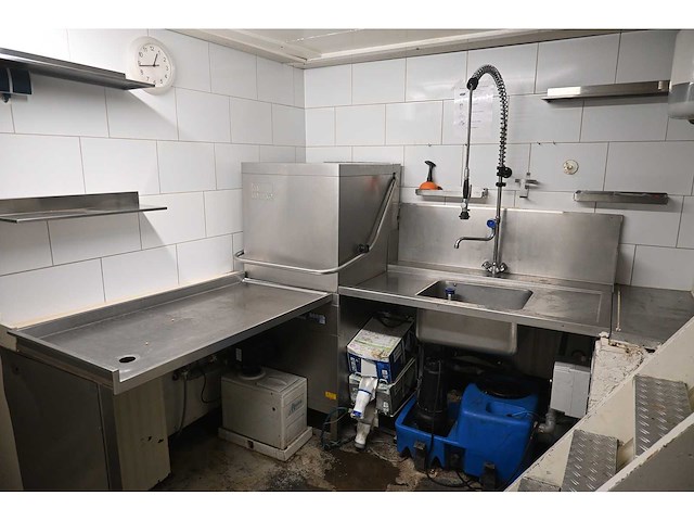 Meiko - dv 80 t - rvs korven doorschuif vaatwasmachine met miniline water ontharder en rvs aan- en afvoertafel - afbeelding 1 van  13