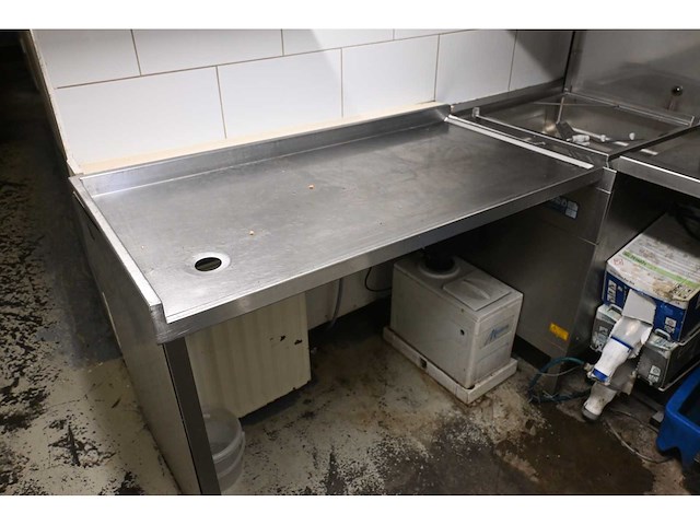 Meiko - dv 80 t - rvs korven doorschuif vaatwasmachine met miniline water ontharder en rvs aan- en afvoertafel - afbeelding 12 van  13