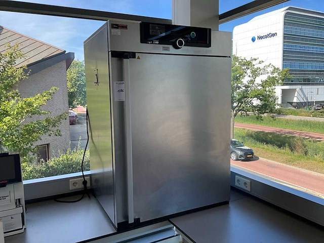 Memmert un260 laboratoriumoven - afbeelding 1 van  7