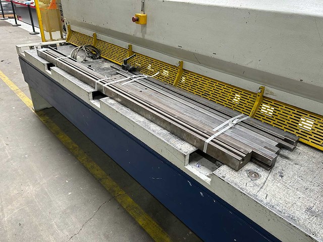 Mengele - s8-4000, 4050x8mm - cnc guillotineschaar - 1998 - afbeelding 12 van  13