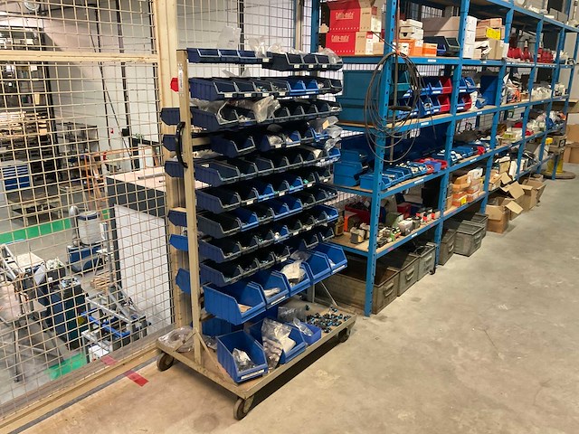 Mennekes diverse elektro- en installatie materialen en lampen - afbeelding 6 van  53