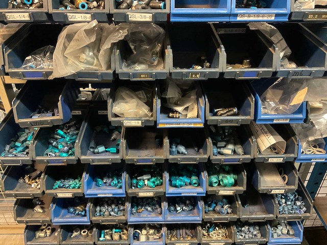 Mennekes diverse elektro- en installatie materialen en lampen - afbeelding 8 van  53