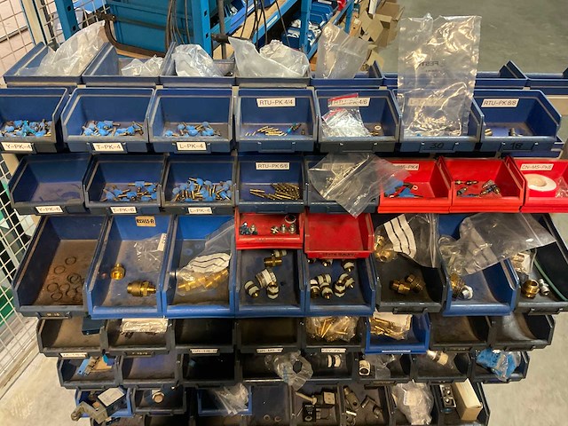 Mennekes diverse elektro- en installatie materialen en lampen - afbeelding 11 van  53