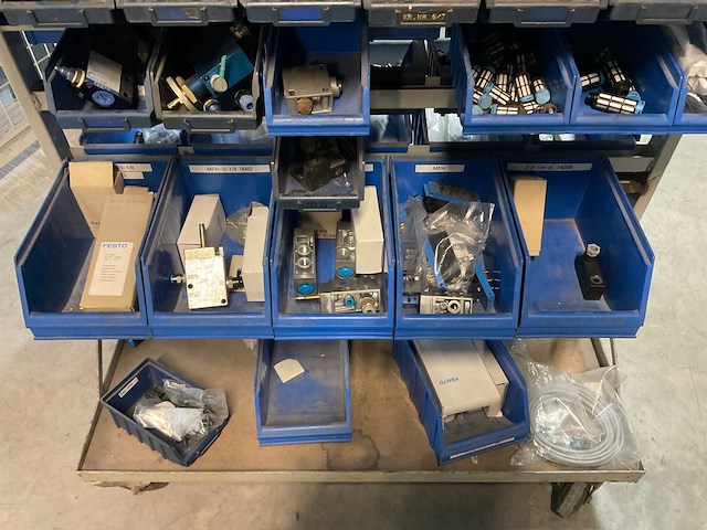 Mennekes diverse elektro- en installatie materialen en lampen - afbeelding 15 van  53