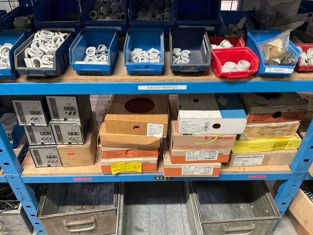 Mennekes diverse elektro- en installatie materialen en lampen - afbeelding 28 van  53