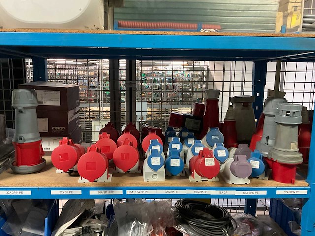 Mennekes diverse elektro- en installatie materialen en lampen - afbeelding 30 van  53