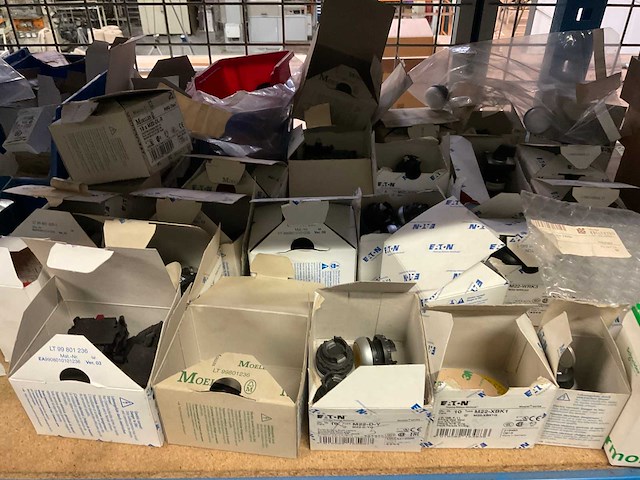 Mennekes diverse elektro- en installatie materialen en lampen - afbeelding 38 van  53