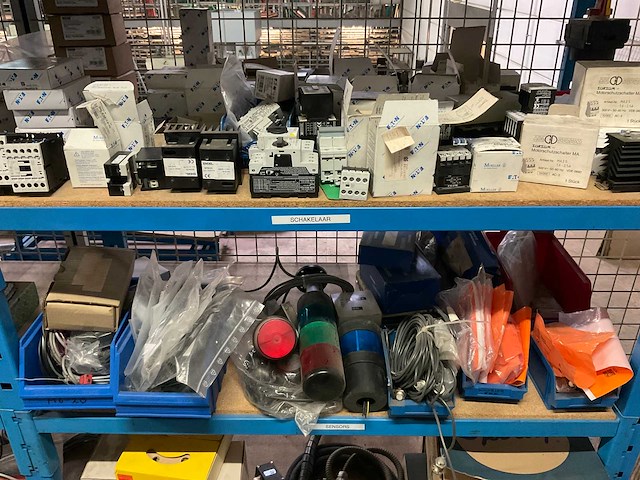 Mennekes diverse elektro- en installatie materialen en lampen - afbeelding 46 van  53