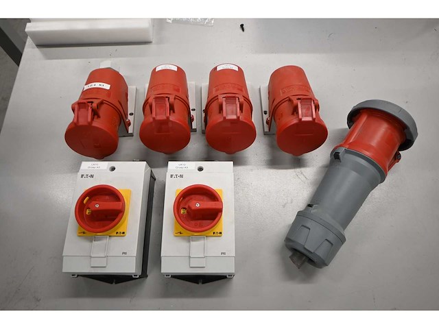 Mennekes / eaton diverse 380v 32a / 63a stekkers / schakelaars - afbeelding 1 van  5
