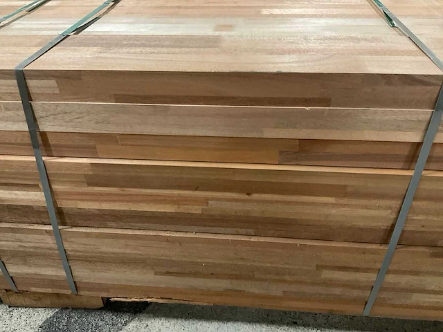 Meranti balken 63x205 mm gevingerlast en gelamineerd (50x) - afbeelding 7 van  8