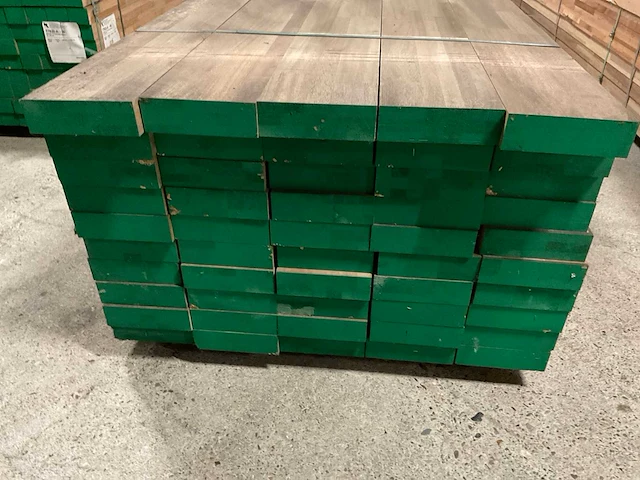 Meranti balken 63x205 mm gevingerlast en gelamineerd (50x) - afbeelding 3 van  6