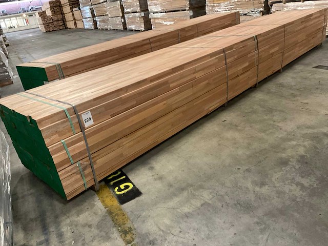 Meranti balken 63x76 mm gevingerlast en gelamineerd (120x) - afbeelding 1 van  3