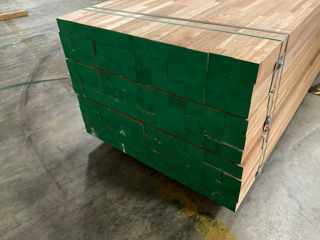 Meranti balken 63x76 mm gevingerlast en gelamineerd (120x) - afbeelding 2 van  3