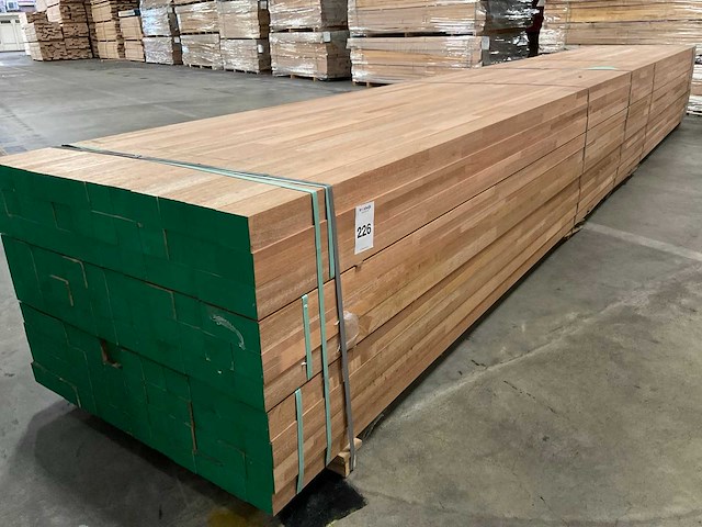 Meranti balken 63x76 mm gevingerlast en gelamineerd (120x) - afbeelding 1 van  7