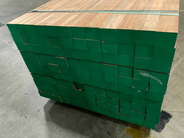 Meranti balken 63x76 mm gevingerlast en gelamineerd (120x) - afbeelding 2 van  7