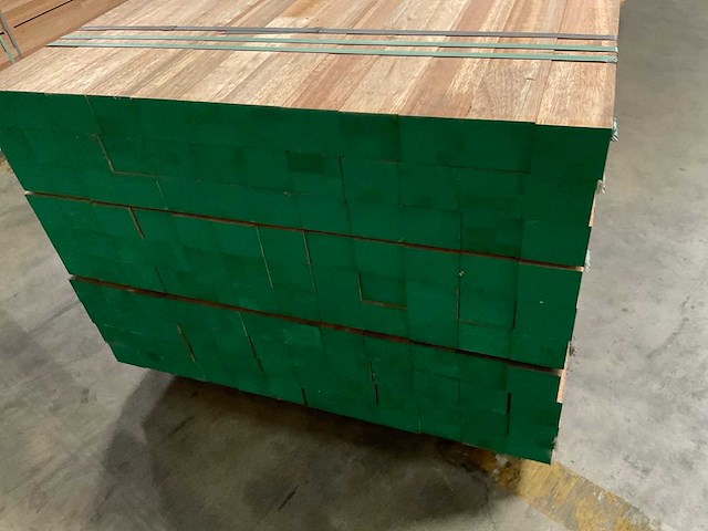 Meranti balken 63x76 mm gevingerlast en gelamineerd (120x) - afbeelding 4 van  7