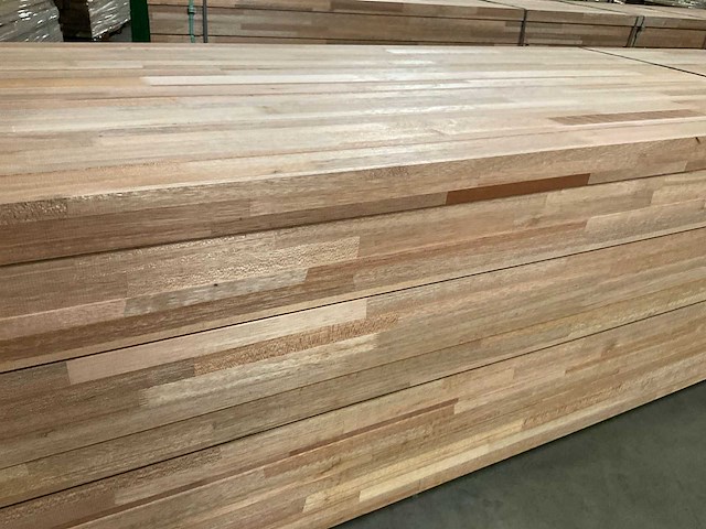 Meranti balken 63x76 mm gevingerlast en gelamineerd (120x) - afbeelding 6 van  7