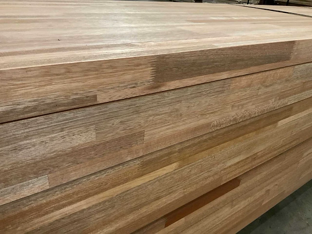 Meranti balken 63x76 mm gevingerlast en gelamineerd (120x) - afbeelding 4 van  4