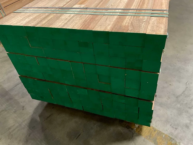 Meranti balken 63x76 mm gevingerlast en gelamineerd (120x) - afbeelding 4 van  7