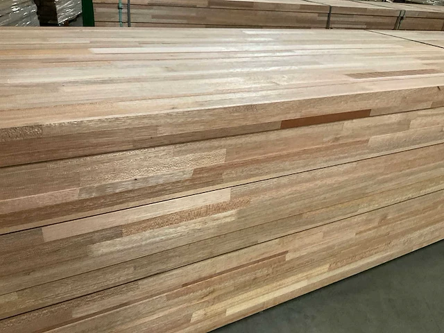 Meranti balken 63x76 mm gevingerlast en gelamineerd (120x) - afbeelding 6 van  7