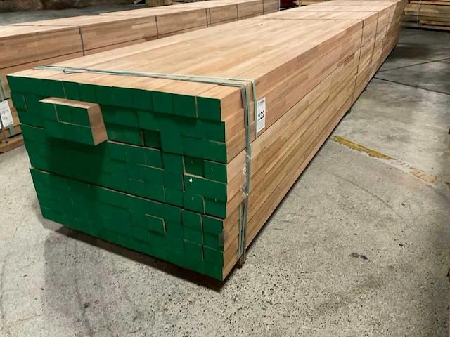 Meranti balken 63x76 mm gevingerlast en gelamineerd (120x) - afbeelding 1 van  5