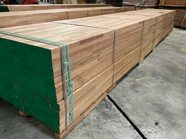Meranti balken 63x86 mm gevingerlast en gelamineerd (110x) - afbeelding 1 van  4