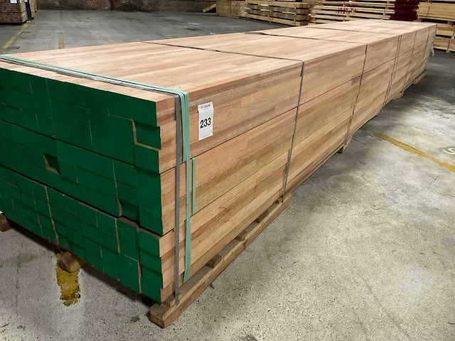 Meranti balken 63x86 mm gevingerlast en gelamineerd (110x) - afbeelding 1 van  7
