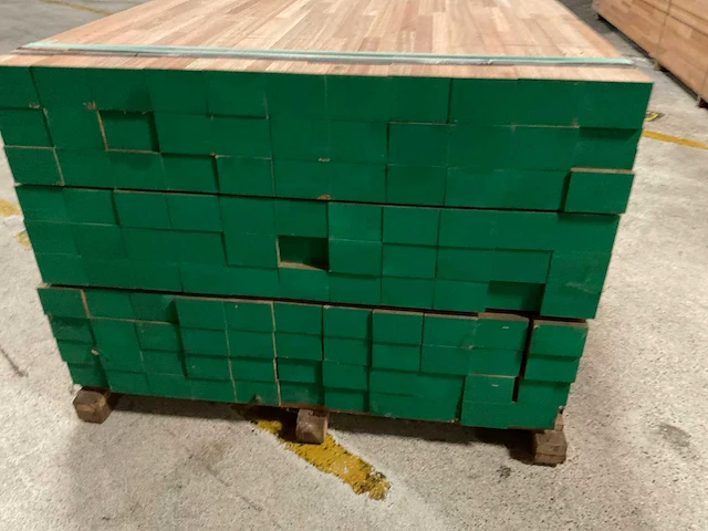 Meranti balken 63x86 mm gevingerlast en gelamineerd (110x) - afbeelding 2 van  7
