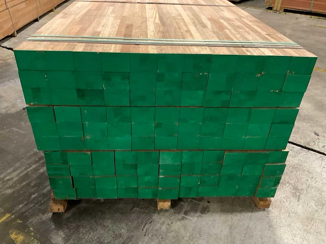 Meranti balken 63x86 mm gevingerlast en gelamineerd (110x) - afbeelding 4 van  7