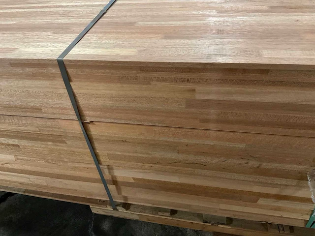 Meranti balken 63x86 mm gevingerlast en gelamineerd (110x) - afbeelding 7 van  7