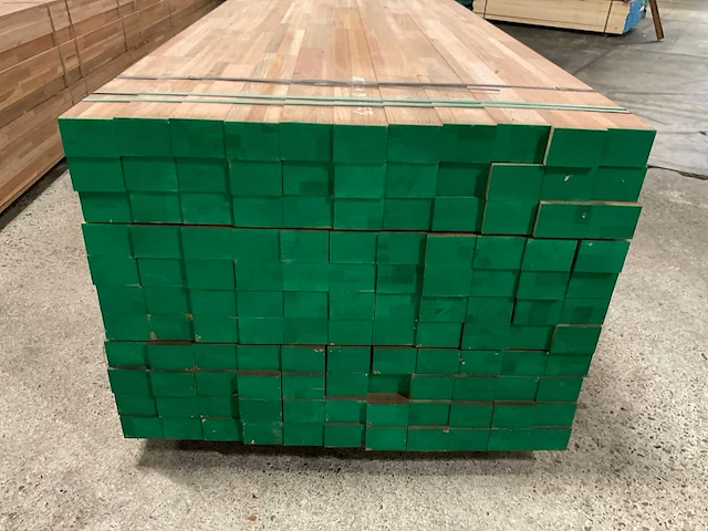 Meranti balken 63x86 mm gevingerlast en gelamineerd (121x) - afbeelding 2 van  8