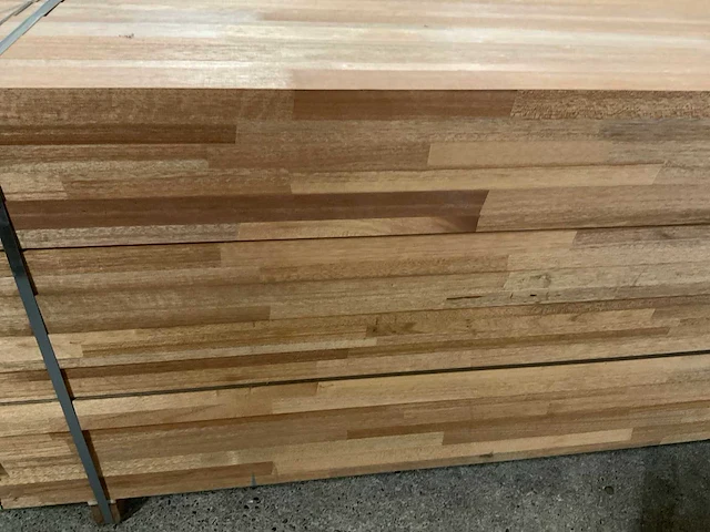 Meranti balken 63x86 mm gevingerlast en gelamineerd (121x) - afbeelding 8 van  8