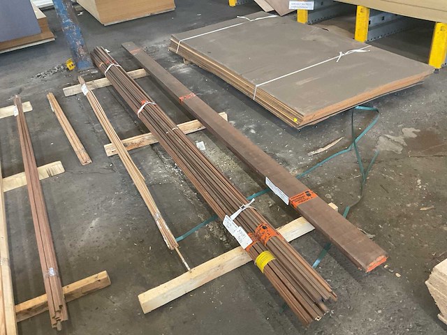 Meranti ongeschaafd 25x135 cm (2x) - afbeelding 1 van  4