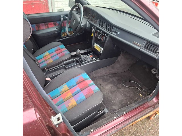 Mercedes - 190 e - personenauto - afbeelding 14 van  27