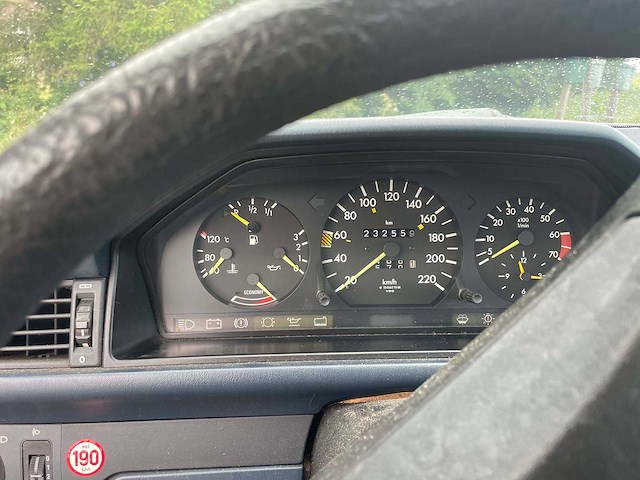 Mercedes - 230 - 230 e - oldtimer - afbeelding 3 van  17