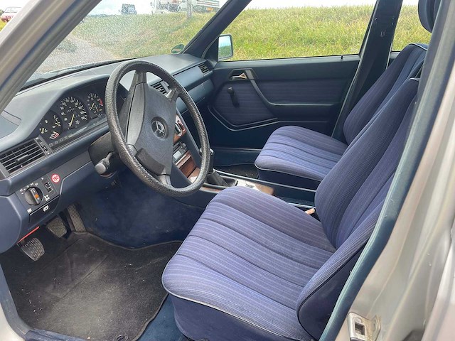 Mercedes - 230 - 230 e - oldtimer - afbeelding 4 van  17