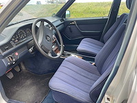Mercedes - 230 - 230 e - oldtimer - afbeelding 4 van  17